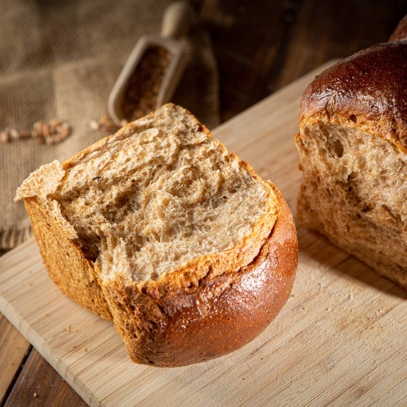 Dinkelbrot auf Holzbrett angeschnitten