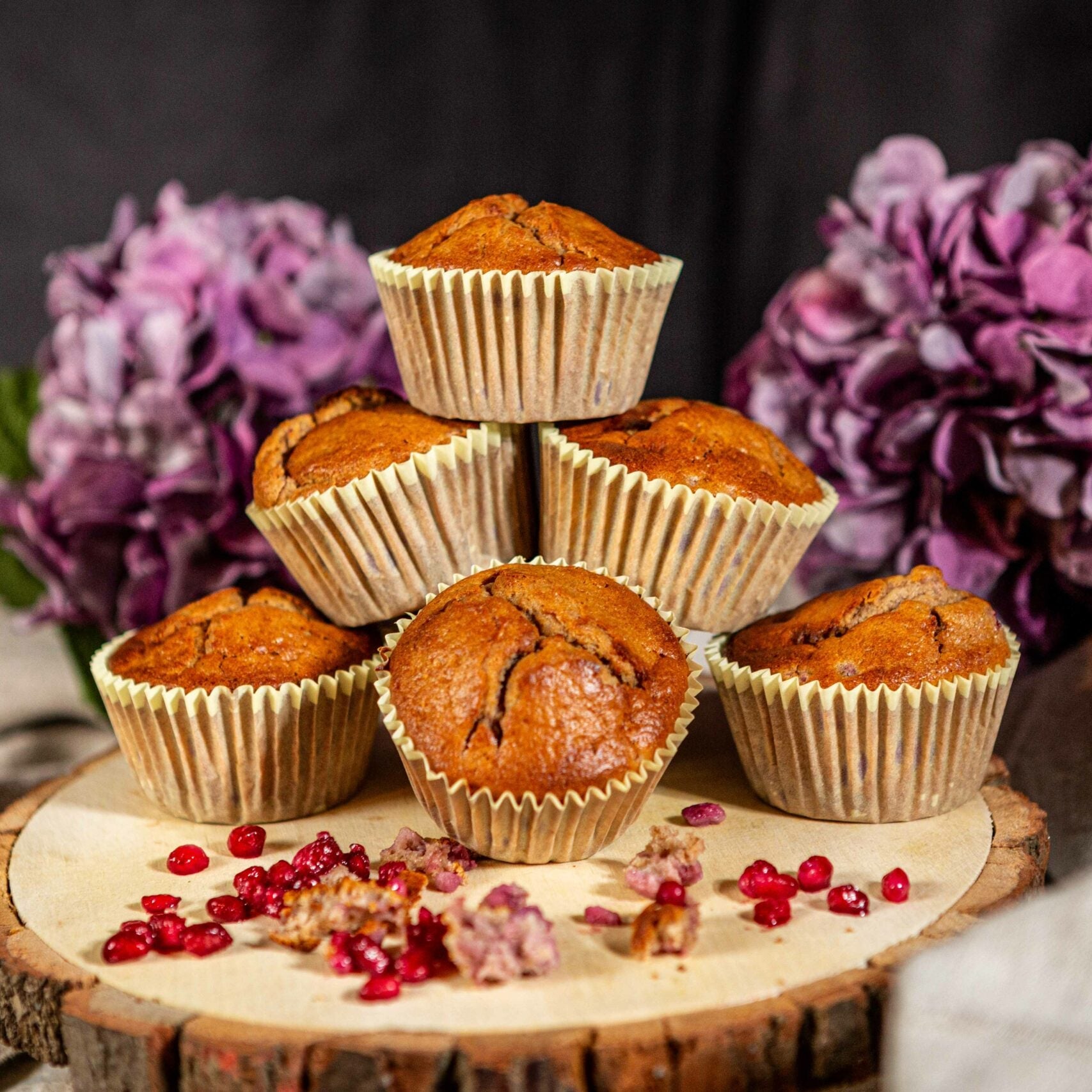 Muffins auf Holzbrett mit Blumen