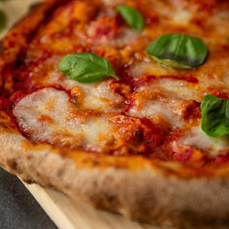 Frische Pizza Margherita mit Basilikum