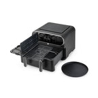 Schwarzer Airfryer mit Zubehör geöffnet