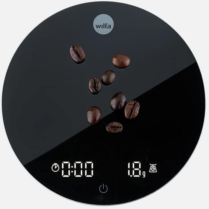 Digitale Waage mit Kaffeebohnen