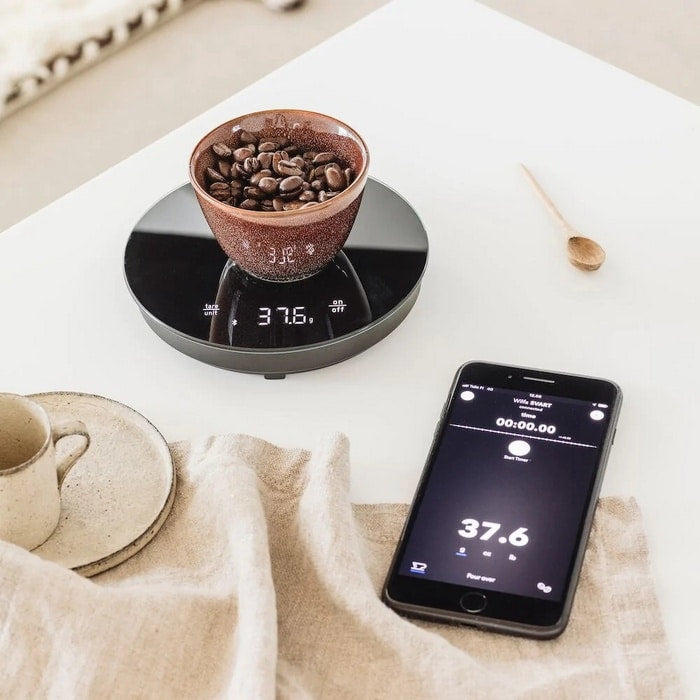 Kaffeewaage mit Tasse und Smartphone