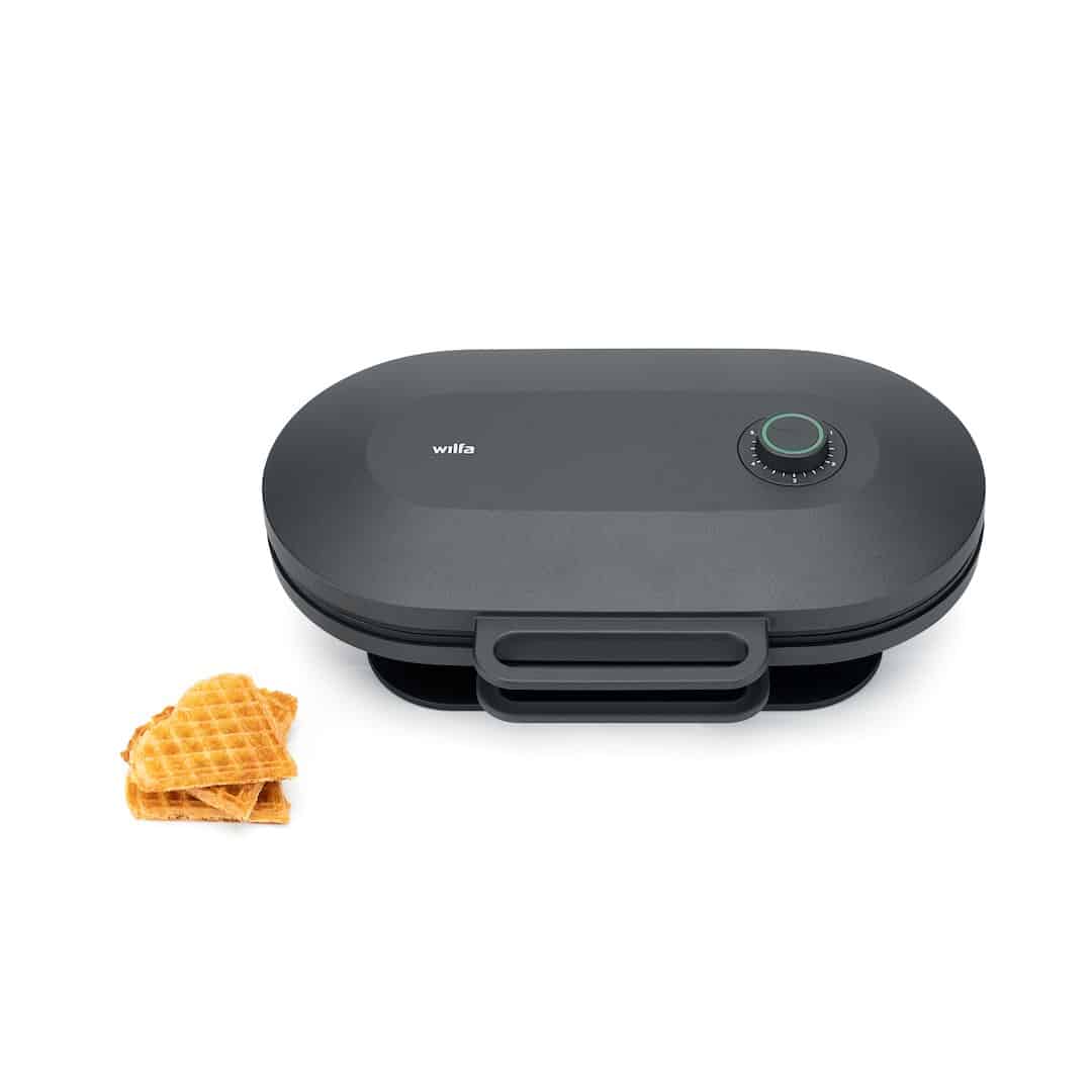 Waffeleisen mit Waffeln daneben