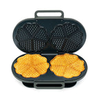 Waffeleisen mit zwei gebackenen Waffeln