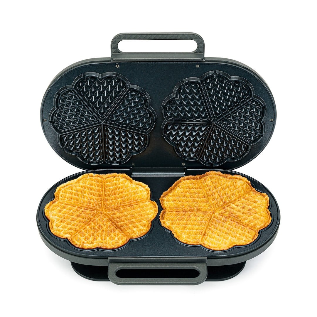 Waffeleisen mit zwei gebackenen Waffeln