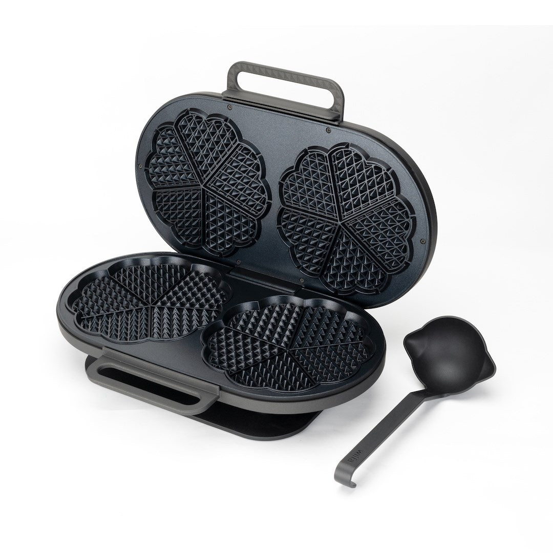Waffeleisen mit Portionierlöffel geöffnet
