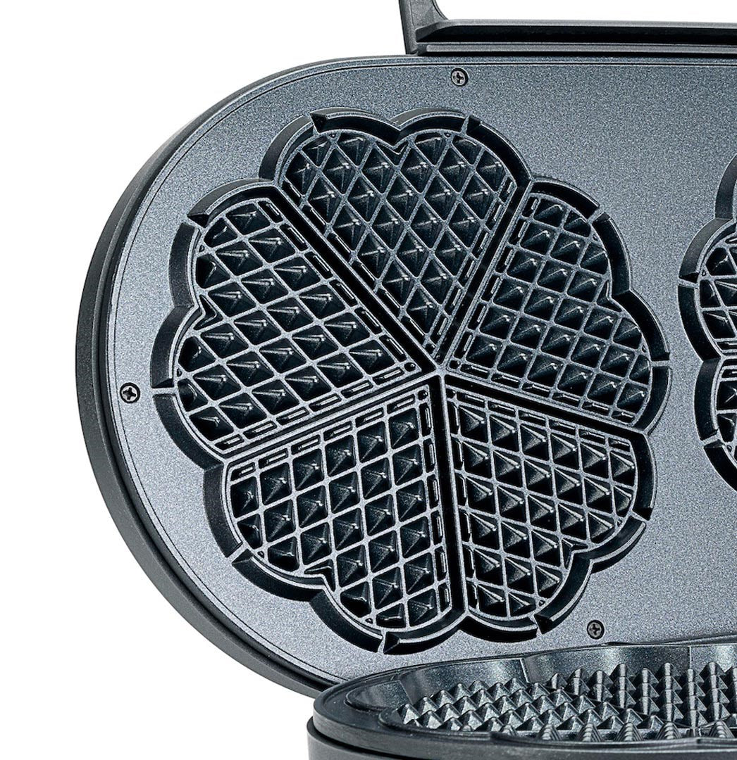 Waffeleisen mit Herzmuster geöffnet
