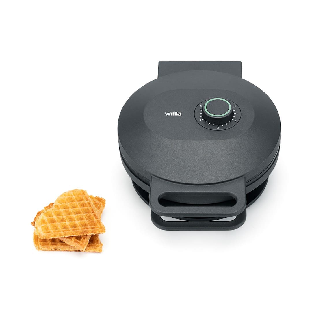 Waffeleisen mit Waffeln daneben