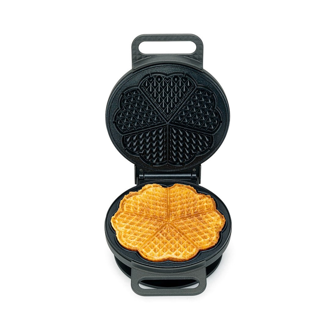 Waffeleisen mit frisch gebackener Waffel