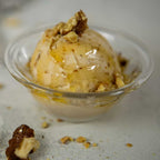 Walnuss-Eiscreme mit Honig im Glas