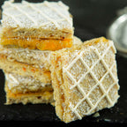 Blechkuchenstücke mit Puderzucker bestäubt