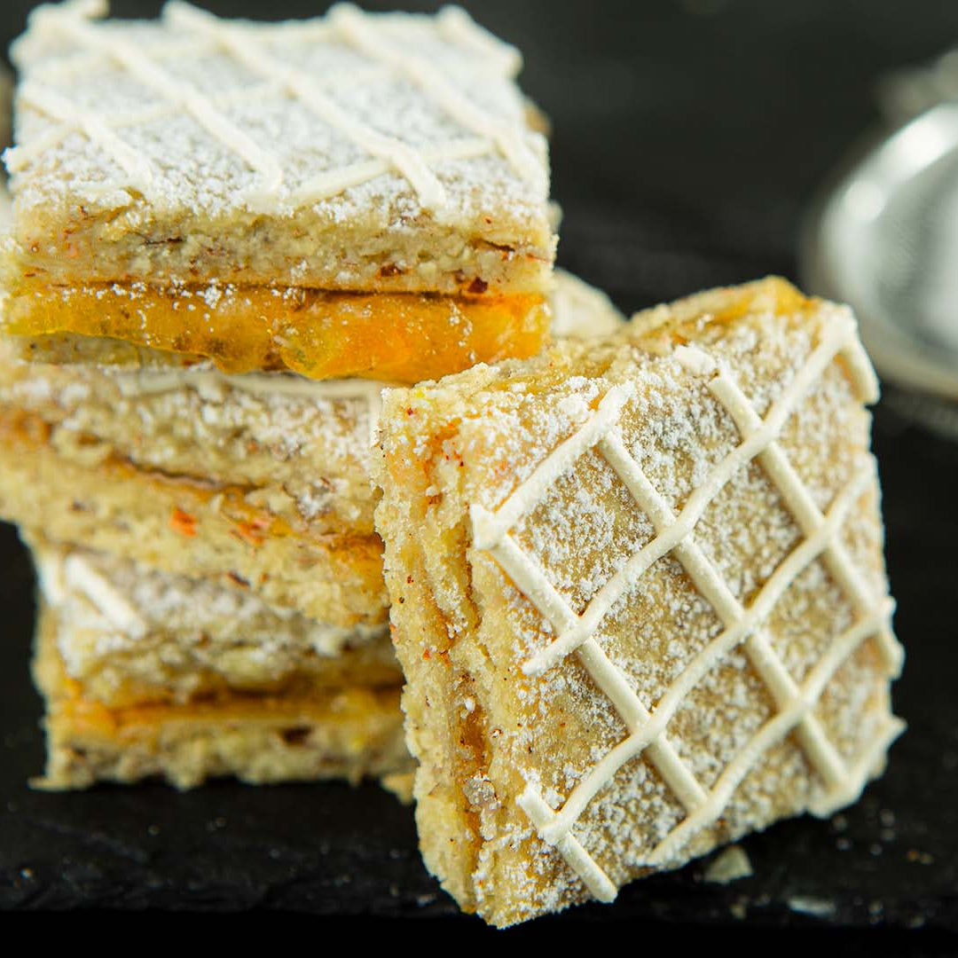 Blechkuchenstücke mit Puderzucker bestäubt