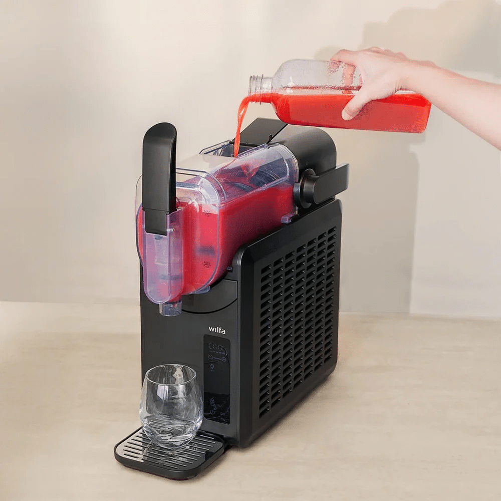 Saft wird in Eismaschine gegossen