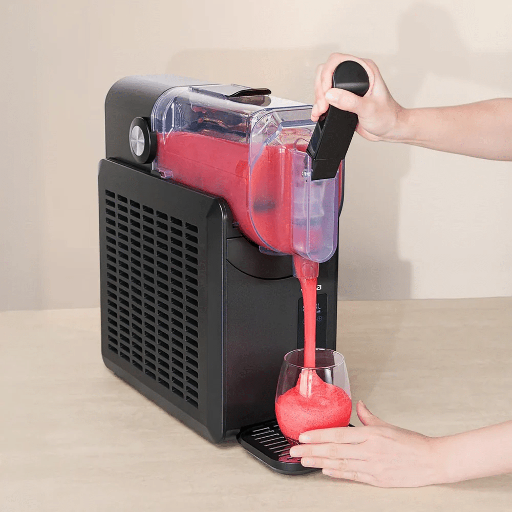 Slush-Eismaschine füllt Glas.