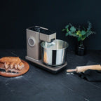 Küchenmaschine mit Brot und Teigrolle