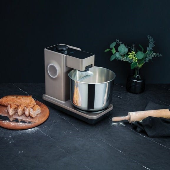 Küchenmaschine mit Brot und Teigrolle