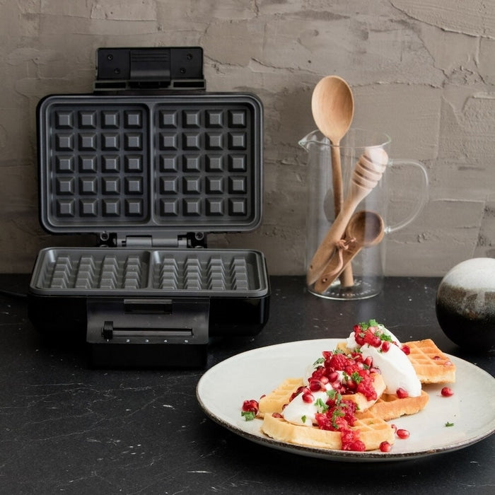 Waffeleisen mit frischen Waffeln