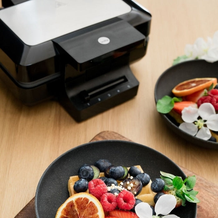 Obstteller mit Drucker im Hintergrund