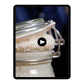 Sauerteig im Glas auf einem Tablet