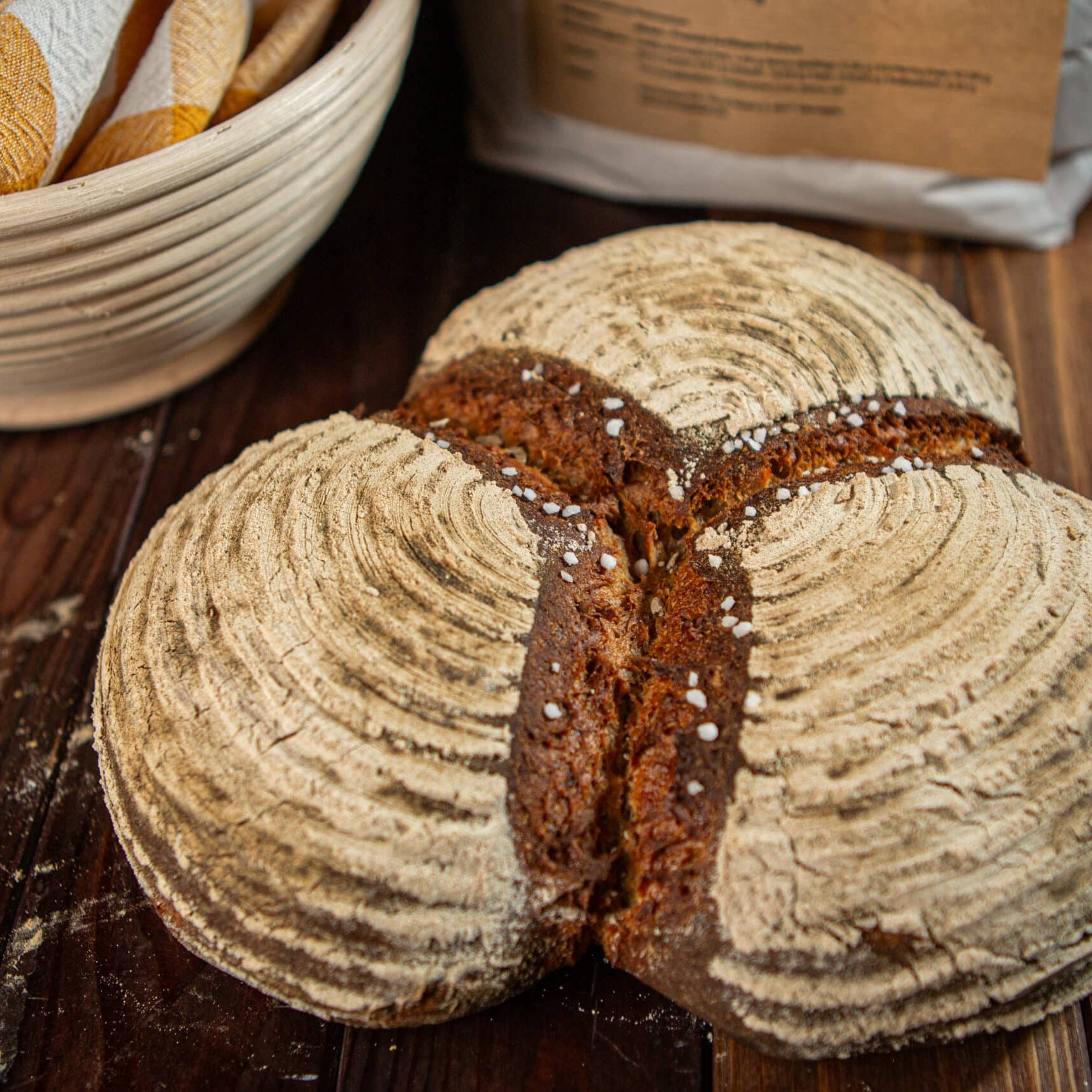 Rustikales Brot auf Holztisch