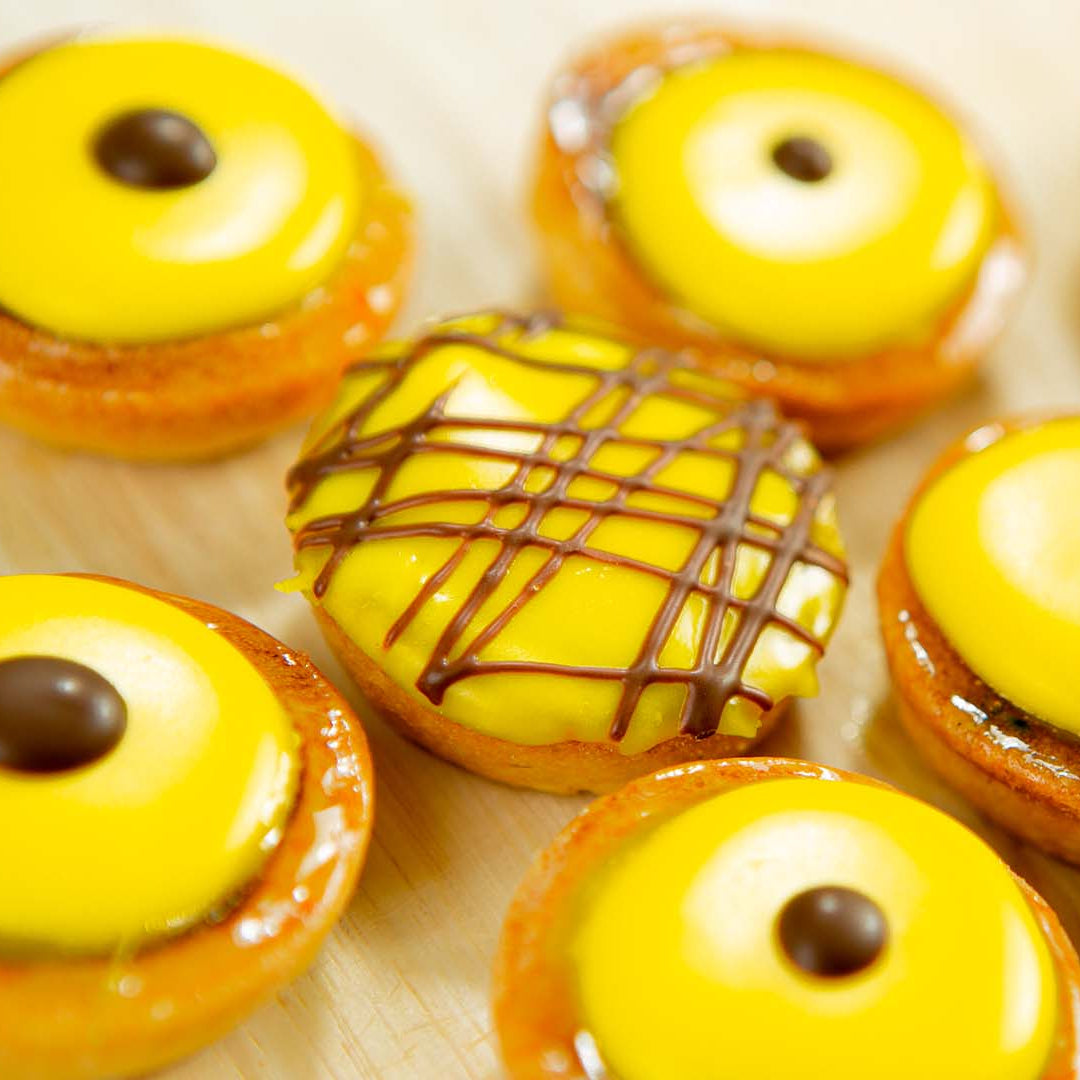 Gelbe Tartelettes mit Schokoladendekor