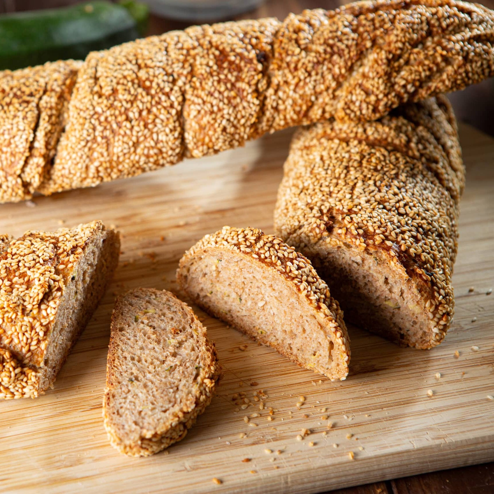 Sesambaguette auf Holzbrett geschnitten