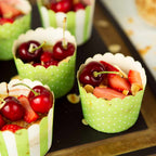 Cupcakes mit Kirschen und Erdbeeren