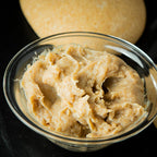 Weizensauerteig in Glasschale, Brötchen