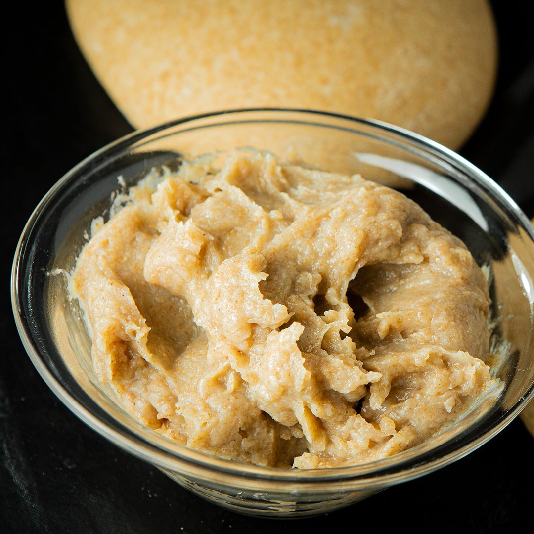 Weizensauerteig in Glasschale, Brötchen