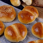 Frische handgemachte Brötchen auf Backblech