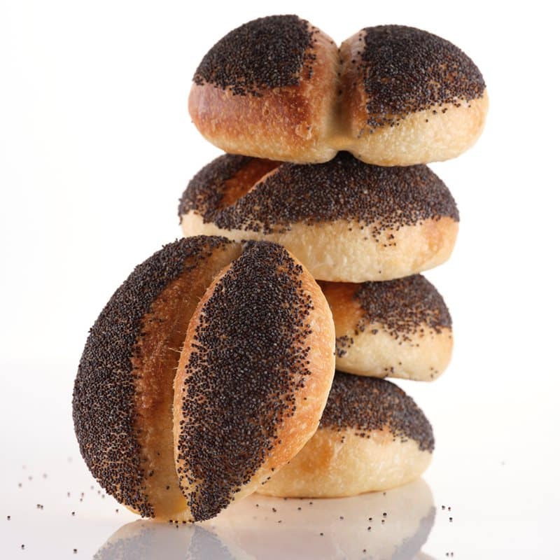 Fünf Mohnbrötchen aufeinander gestapelt