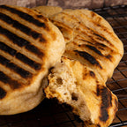 Frisch gebackenes Fladenbrot auf Gitter.