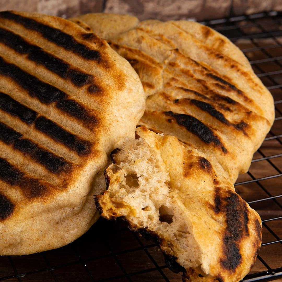 Frisch gebackenes Fladenbrot auf Gitter.