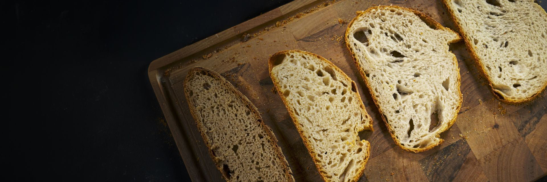 Vier Scheiben frisches Sauerteigbrot