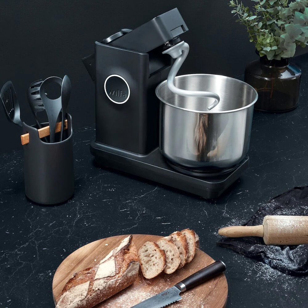 Küchenmaschine mit Brot und Zubehör