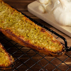 Knuspriges Knoblauchbrot auf Gitter.