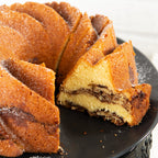 Marmorkuchen auf schwarzer Tortenplatte
