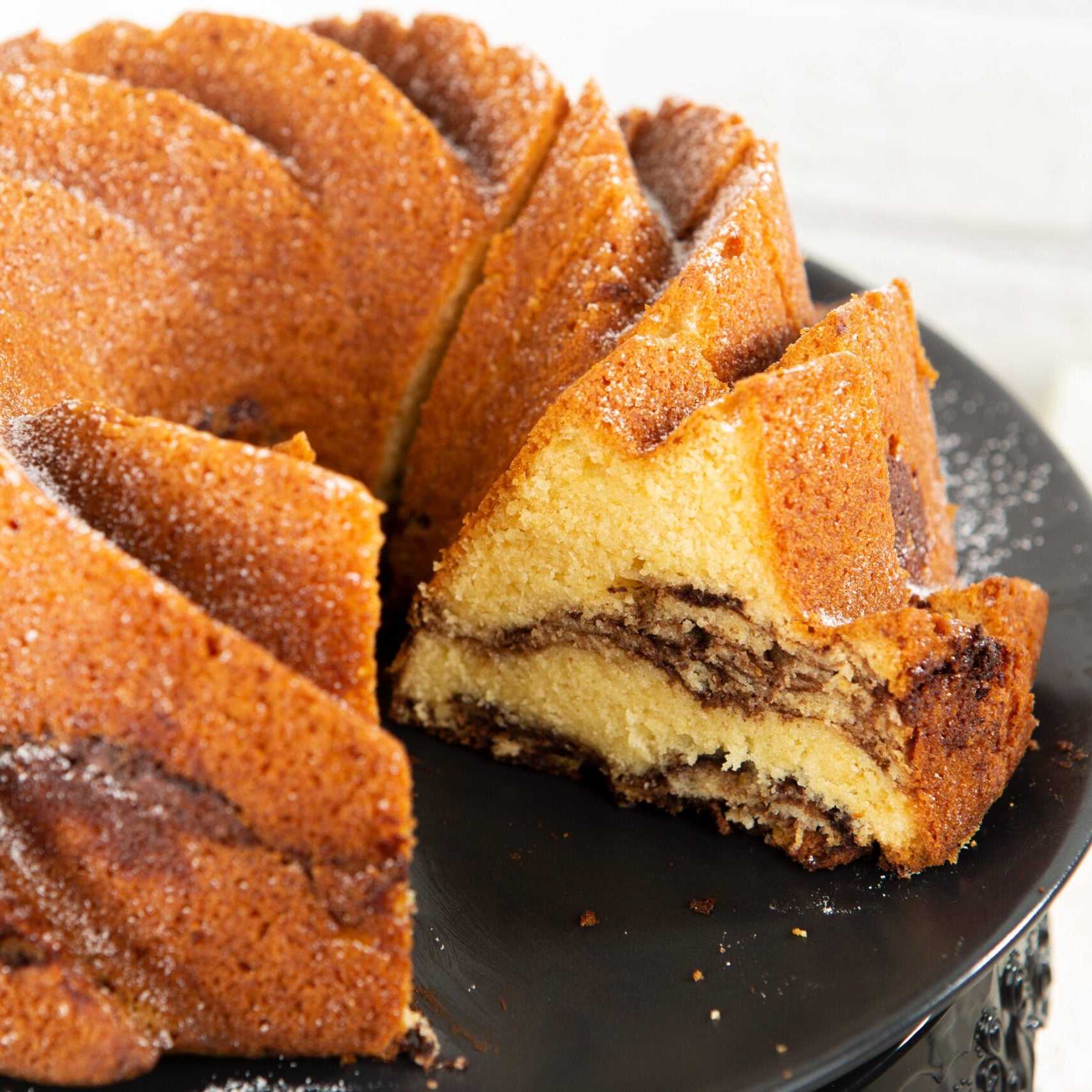 Marmorkuchen auf schwarzer Tortenplatte