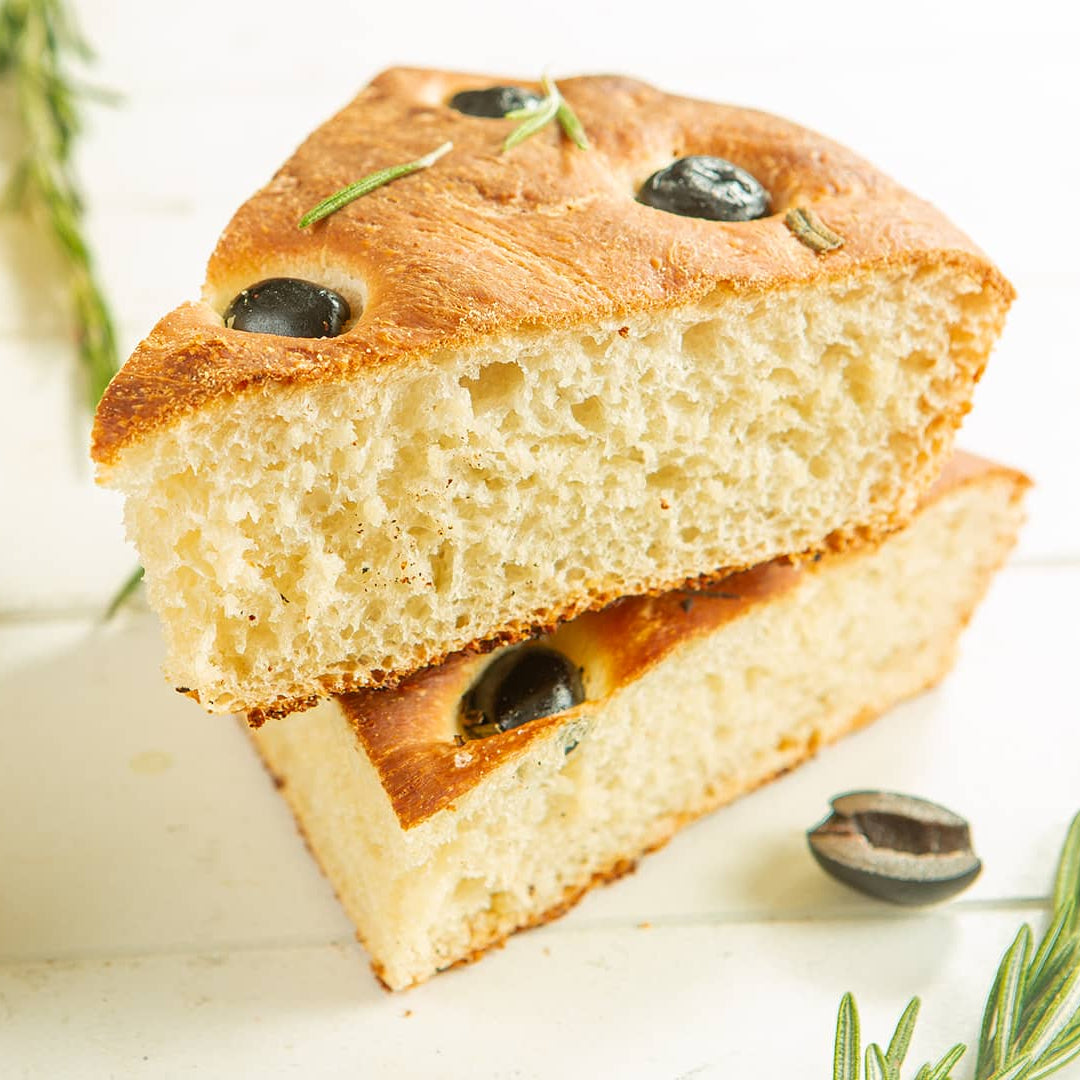 Focaccia mit Oliven und Rosmarin