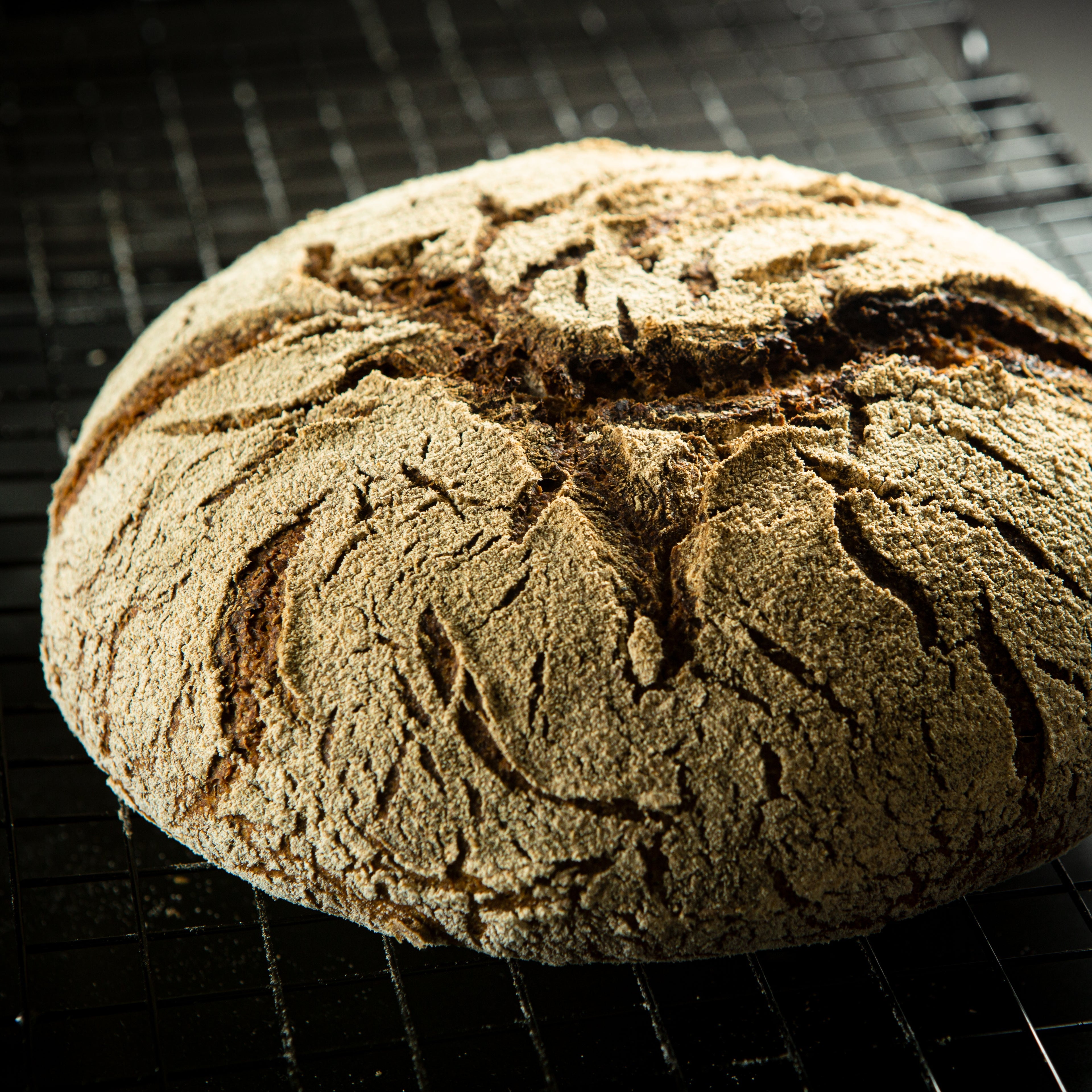 Brot auf einem Gitter