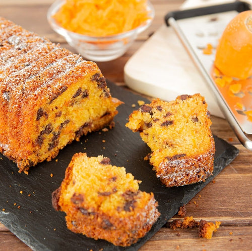 Karottenkuchen mit Schokolade auf Schiefer