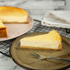 Käsekuchen mit Stück auf Teller