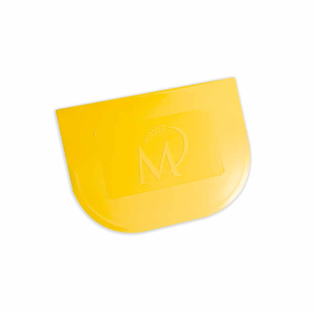 Gelber Teigschaber mit Marcel Paa-Logo