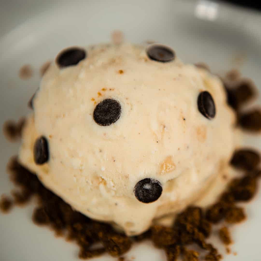 Eiskugel mit Schokodrops und Keksstücken